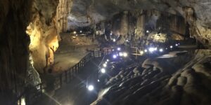 Paradise cave vietnam